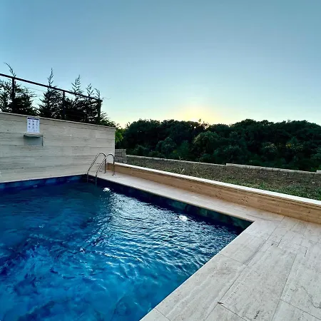 Luxury Blue Sapphire With Outdoor Pool *