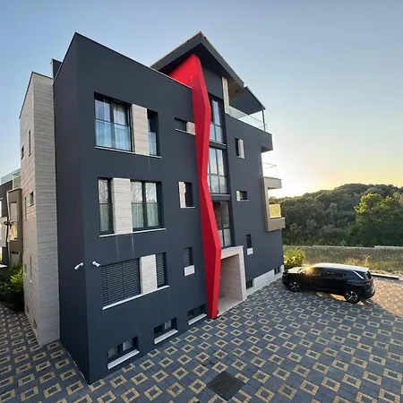 Luxury Blue Sapphire With Outdoor Pool Apartment